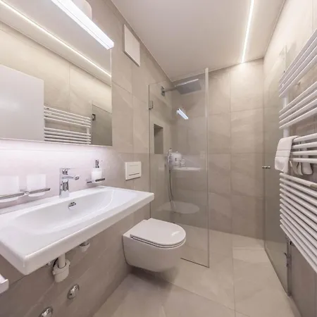 New Premium With Fireplace, Pool & Sauna *