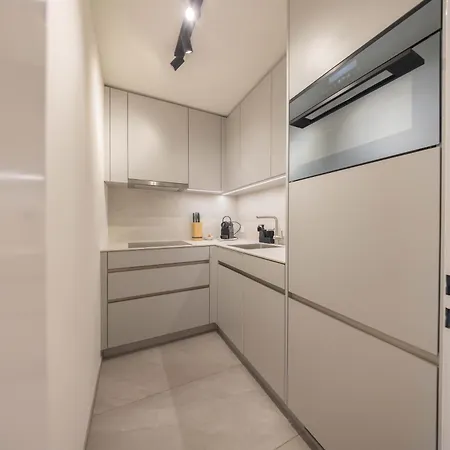 New Premium With Fireplace, Pool & Sauna *